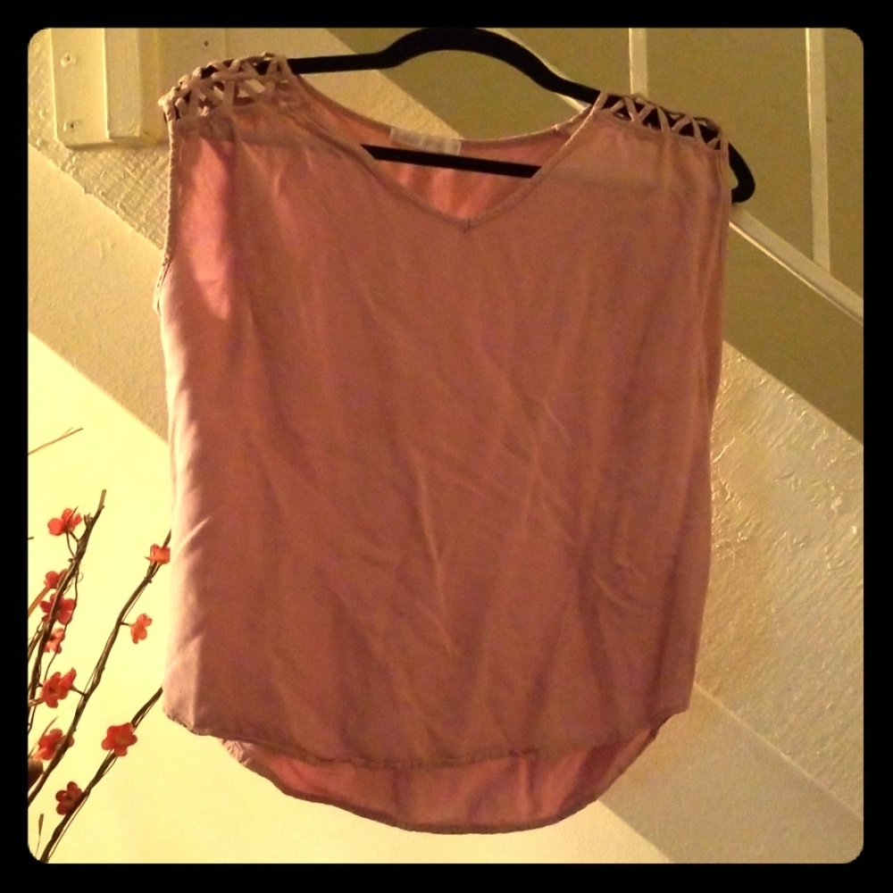 Pink sleeveless hi-low shirt